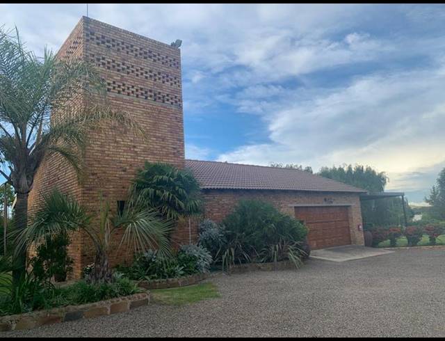 5 BEDROOM HOUSE FOR SALE IN ORANJEVILLE